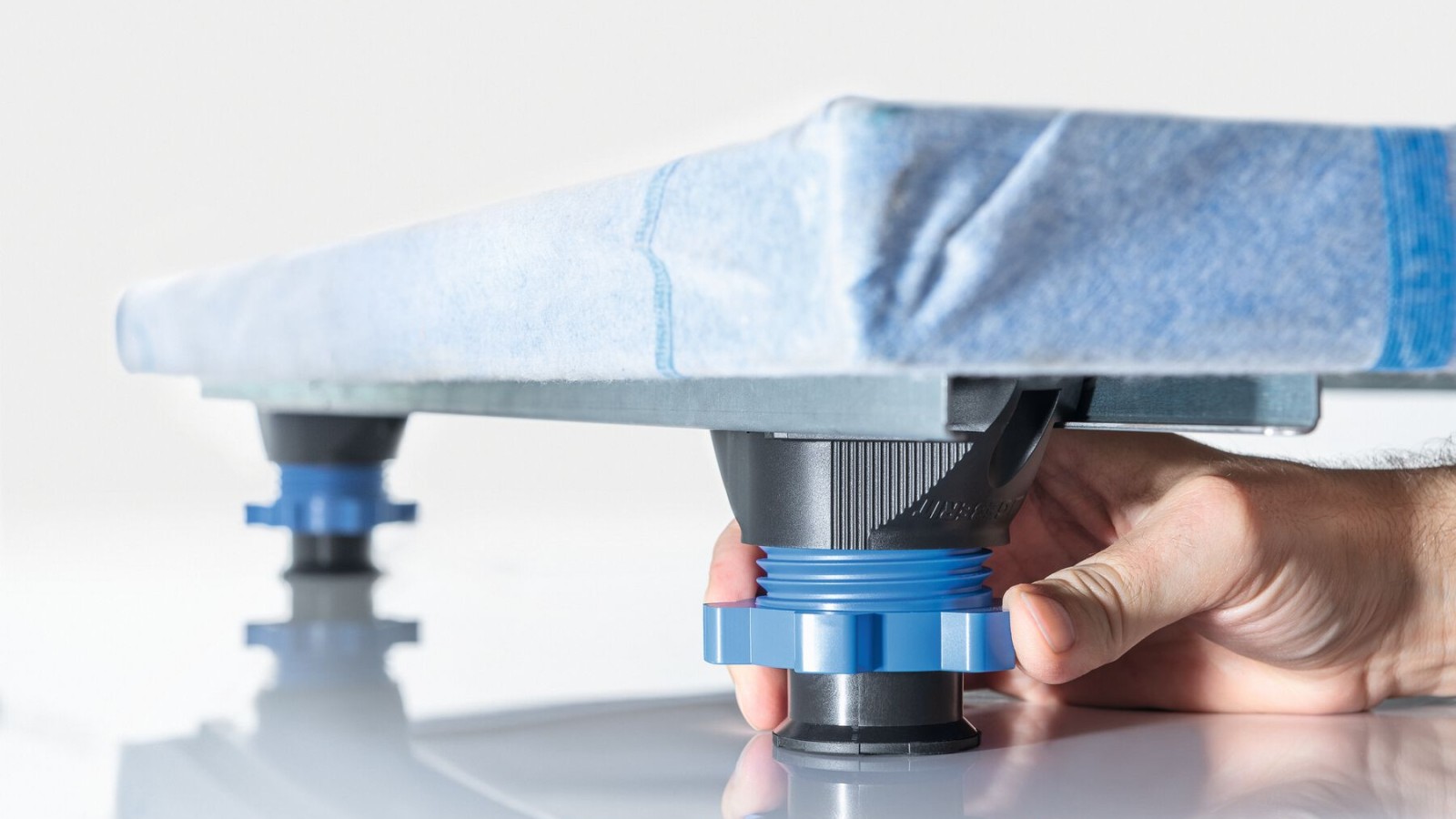 Zonder gereedschap aan te passen in hoogte Zonder gereedschap aan te passen in hoogte