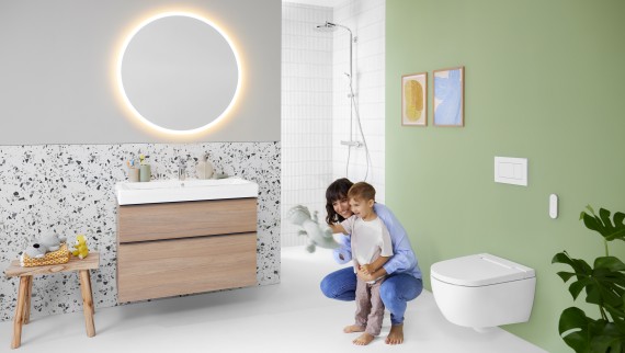 Geberit AquaClean Alba met vrouw en kind in de badkamer