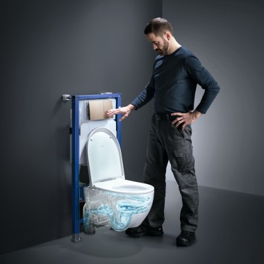Man bedient de TurboFlush spoeltechnologie van een Geberit Acanto wc