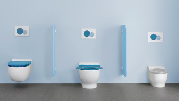 WC's uit de Geberit Bambini badkamerserie met kleurrijke wc-zittingen en bedieningsplaten