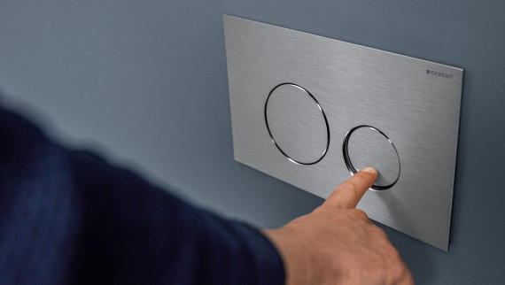 Met de hand bediende kleine spoeling op de bedieningsplaat Sigma40 Round (© Geberit) Met de hand bediende kleine spoeling op de bedieningsplaat Sigma40 Round (© Geberit)