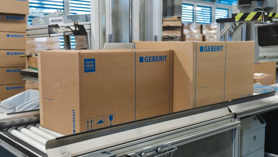 Nieuwe, kleinere verpakking (links) voor douchewc's in tegenstelling tot de oude kartonnen doos (rechts) (© Julia Dunlop) Nieuwe, kleinere verpakking (links) voor douchewc's in tegenstelling tot de oude kartonnen doos (rechts) (© Julia Dunlop)