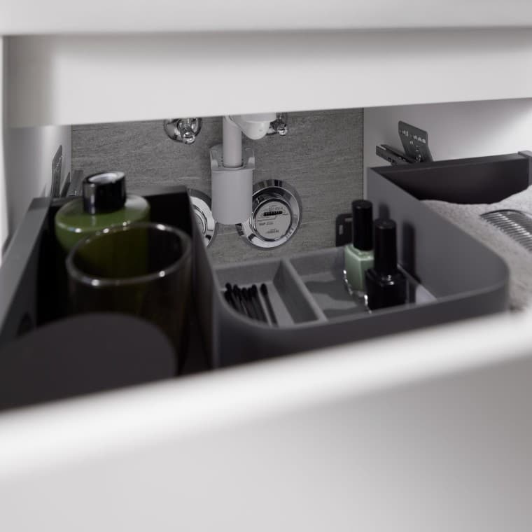 Slimme opbergruimte met een optionele lade‑indeler zorgt voor meer overzicht en een opgeruimde badkamer. Bovendien is de sifon eenvoudig bereikbaar, wat onderhoud en schoonmaken makkelijker maakt. Slimme opbergruimte met een optionele lade‑indeler zorgt voor meer overzicht en een opgeruimde badkamer. Bovendien is de sifon eenvoudig bereikbaar, wat onderhoud en schoonmaken makkelijker maakt.
