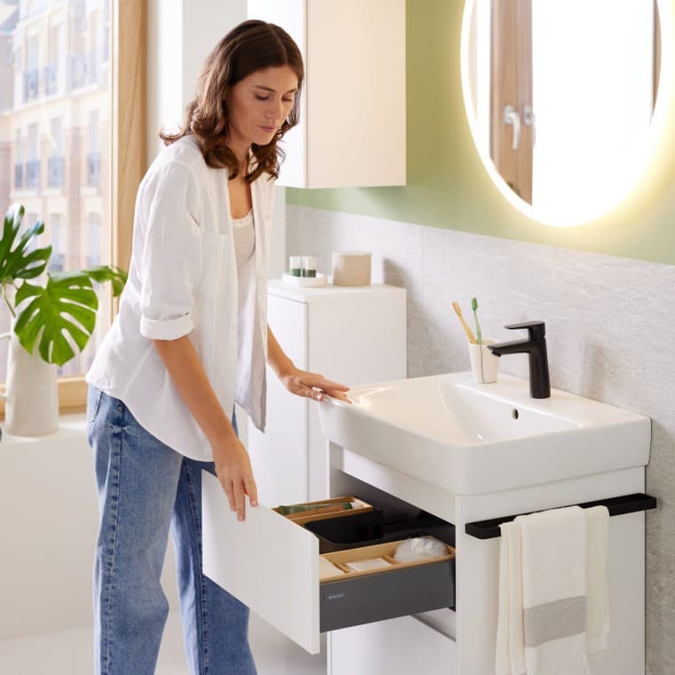 Met Geberit Renova Plan kiest u voor stijlvolle wastafels die in elke badkamer tot hun recht komen. Verkrijgbaar in diverse maten en designs, ideaal voor zowel nieuwbouw als renovatie. Met Geberit Renova Plan kiest u voor stijlvolle wastafels die in elke badkamer tot hun recht komen. Verkrijgbaar in diverse maten en designs, ideaal voor zowel nieuwbouw als renovatie.