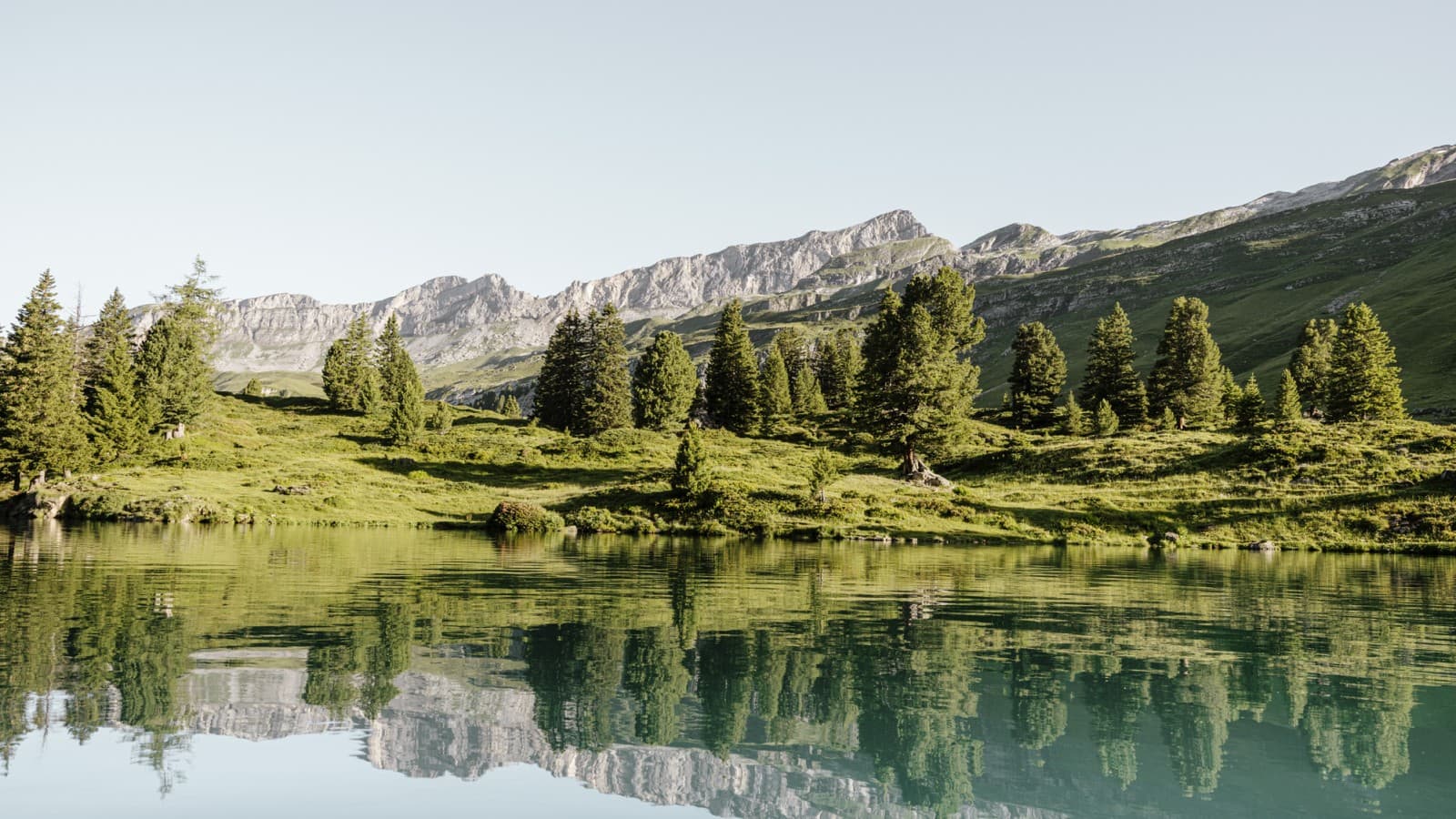 Reflecties in het Zwitserse bergmeer Engstlensee op 1.835 meter boven het zeeniveau Fotograaf: Bruno Augsburger (© Geberit) Reflecties in het Zwitserse bergmeer Engstlensee op 1.835 meter boven het zeeniveau Fotograaf: Bruno Augsburger (© Geberit)