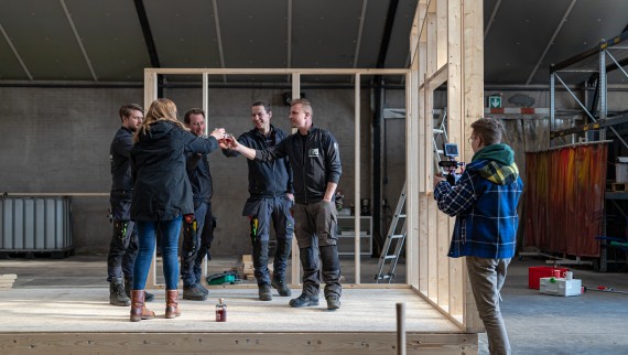 Architecten en installateurs bespreken de bouw (© Chiela van Meerwijk)