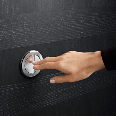 Barrièrevrije Geberit wc met bediening op afstand Barrièrevrije Geberit wc met bediening op afstand