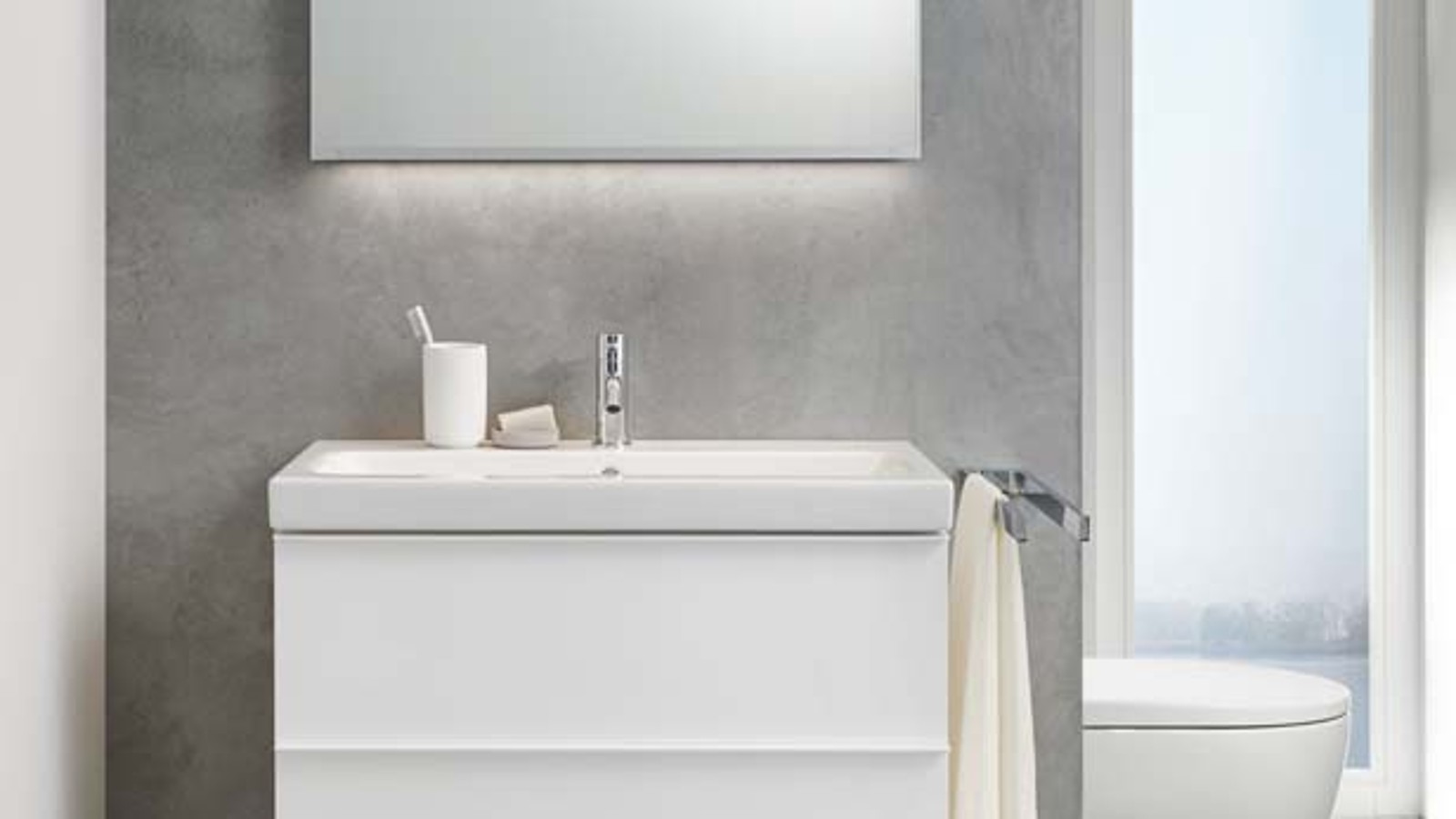 Wastafel, onderkast en wc uit de Geberit iCon badkamerserie