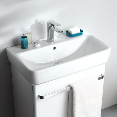 De ondiepe wastafel zorgt voor meer bewegingsruimte in de badkamer.