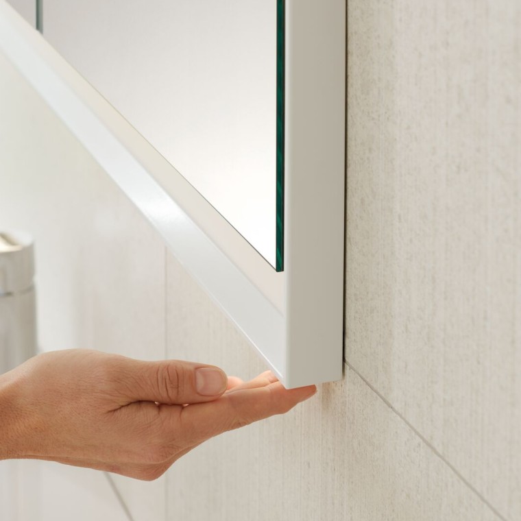 Eenvoudige bediening van de Geberit ONE spiegelkast Eenvoudige bediening van de Geberit ONE spiegelkast