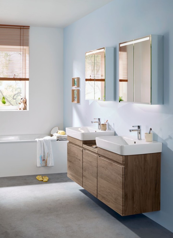 Badkamer Renova Plan met twee wastafels met onderkasten en een lzijkast in noten hickory Badkamer Renova Plan met twee wastafels met onderkasten en een lzijkast in noten hickory
