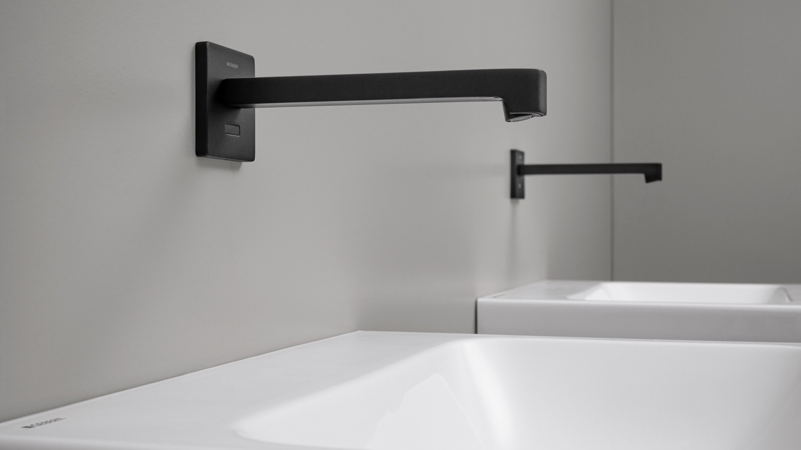 Geberit Brenta touch-free wandkraan. Wandkraan in hoekig design in mat zwart
