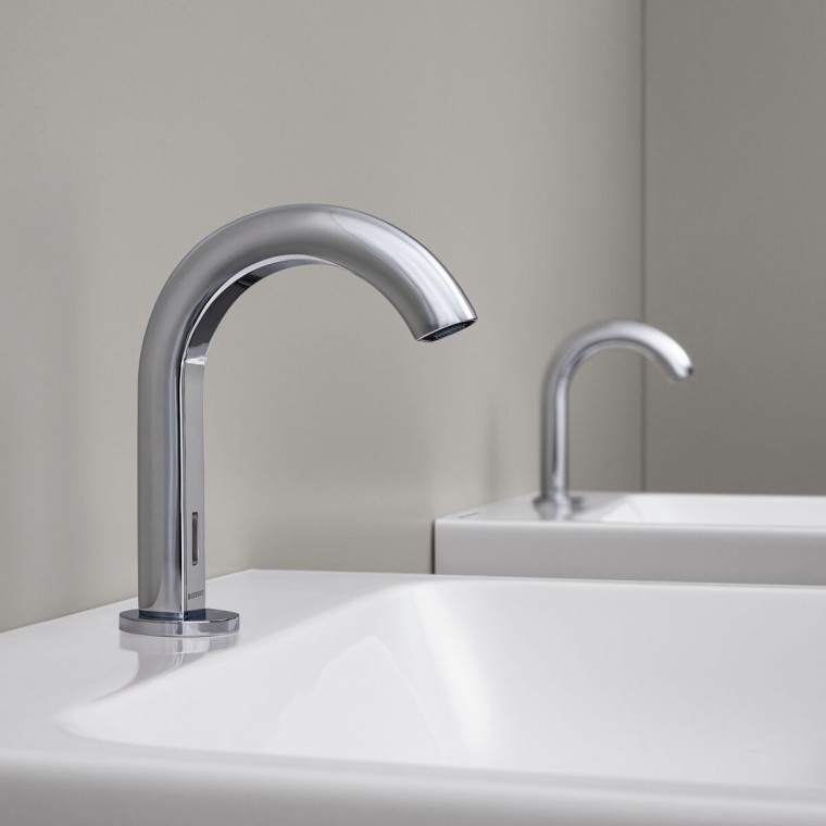 Geberit Piave elektronische opbouwkraan in chroom met infraroodsensor voor aanraakvrije bediening Geberit Piave elektronische opbouwkraan in chroom met infraroodsensor voor aanraakvrije bediening