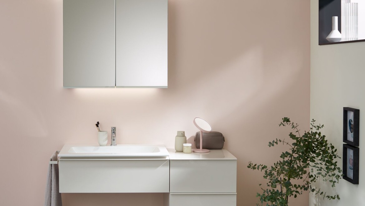 Geberit iCon badkamerserie met een Option Plus spiegelkast (© Geberit)