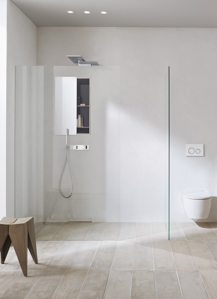 Geberit ONE badkamer met ruimtebesparende inbouwnis in de douche