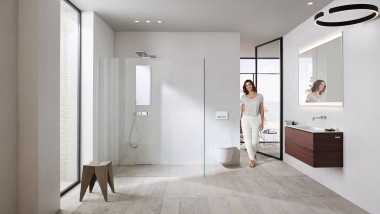 Geberit iCon badkamer met wit keramiek en badkamermeubilair (© Geberit)