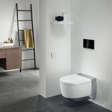 De zwarte, touch-free bedieningsplaat Geberit Sigma80 Square heeft twee lichtbalken die voor een mooi kleuraccent zorgen in uw zwart-wit badkamer. U kunt kiezen uit vijf verschillende kleuren. Voor extra comfort in uw badkamer is er het Geberit AquaClean Mera douchewc. De zwarte, touch-free bedieningsplaat Geberit Sigma80 Square heeft twee lichtbalken die voor een mooi kleuraccent zorgen in uw zwart-wit badkamer. U kunt kiezen uit vijf verschillende kleuren. Voor extra comfort in uw badkamer is er het Geberit AquaClean Mera douchewc.