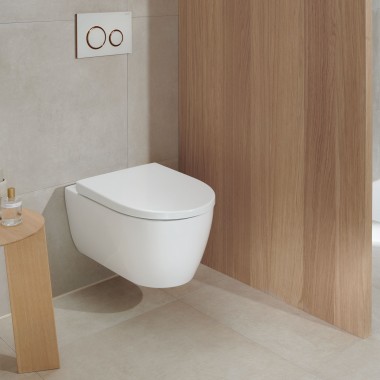Een witte wc in een badkamer met houten accenten blijft ook na jaren modern ogen (hier: Geberit iCon wc en bedieningsplaat Geberit Sigma50 Round). Een witte wc in een badkamer met houten accenten blijft ook na jaren modern ogen (hier: Geberit iCon wc en bedieningsplaat Geberit Sigma50 Round).