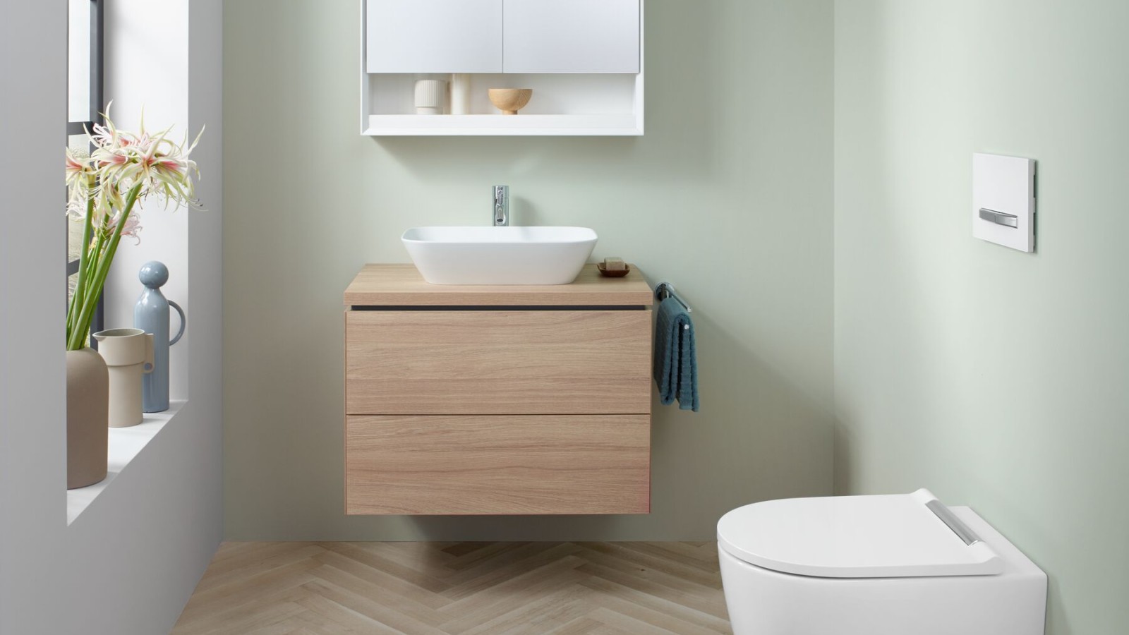 Kleine Geberit ONE badkamer met een wc en wastafel met onderkast en spiegelkast. Kleine Geberit ONE badkamer met een wc en wastafel met onderkast en spiegelkast.