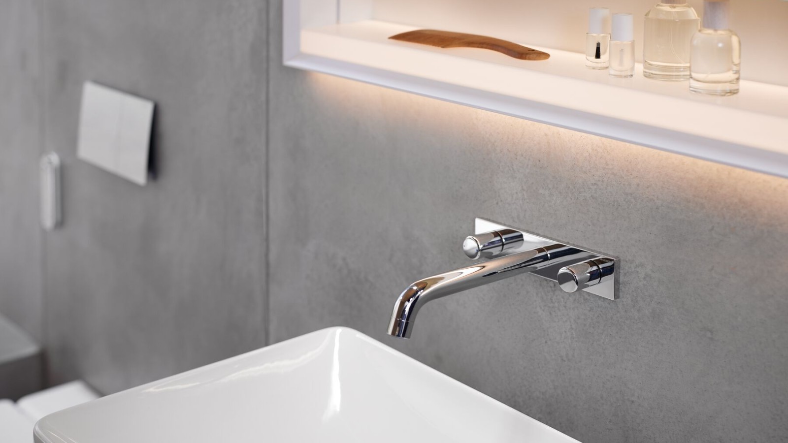 Geberit ONE ronde wandkraan in chroom met VariForm wastafel Geberit ONE ronde wandkraan in chroom met VariForm wastafel