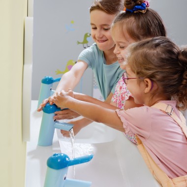 Kinderen spelen in de Geberit Bambini speel- en wasruimte Kinderen spelen in de Geberit Bambini speel- en wasruimte