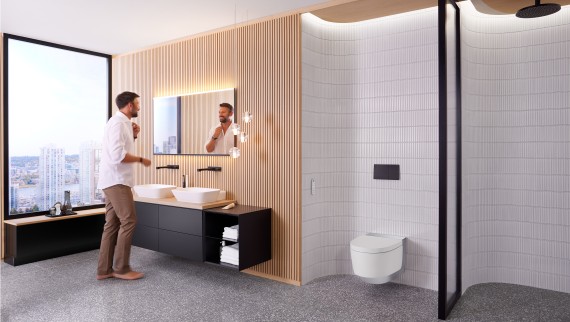 Man in badkamer voor de Geberit Option Plus Square lichtspiegel en Geberit ONE onderkast in zwart (© Geberit) Man in badkamer voor de Geberit Option Plus Square lichtspiegel en Geberit ONE onderkast in zwart (© Geberit)