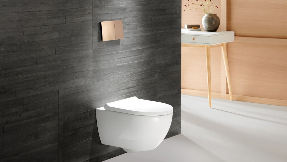 Geberit Acanto wc met Geberit Sigma70 bedieningsplaat in rood goud