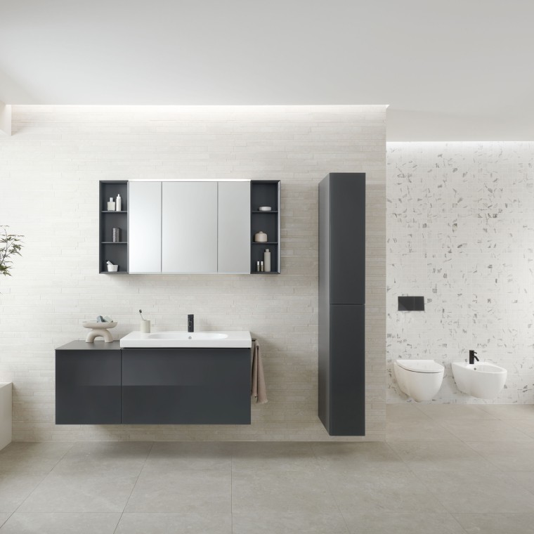 De Geberit Option spiegelkast biedt veel opbergruimte en handige extra’s, zoals een stopcontact.