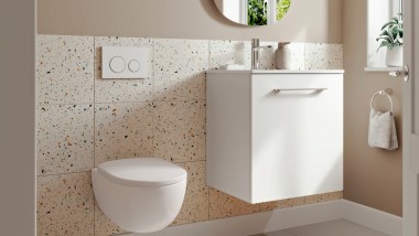 Kleine Geberit ONE badkamer met wc en opzetwastafel met onderkast en spiegelkast