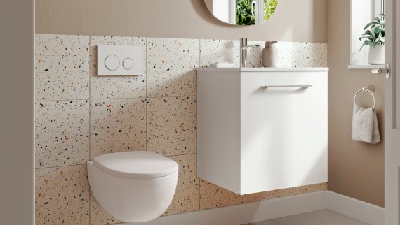 Kleine Geberit ONE badkamer met wc en opzetwastafel met onderkast en spiegelkast
