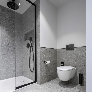 Zwarte elementen brengen tijdloze elegantie in de badkamer. Gebruik ze echter met mate. Zwarte elementen brengen tijdloze elegantie in de badkamer. Gebruik ze echter met mate.