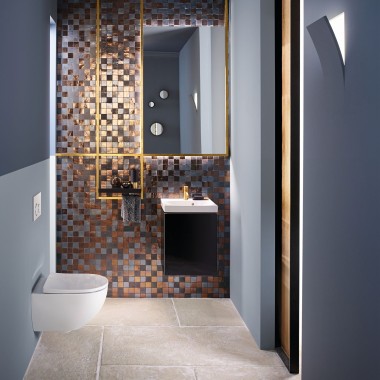 Moderne toiletruimte voorzien van een Acanto wandcloset en fontein met een mozaïek achterwand