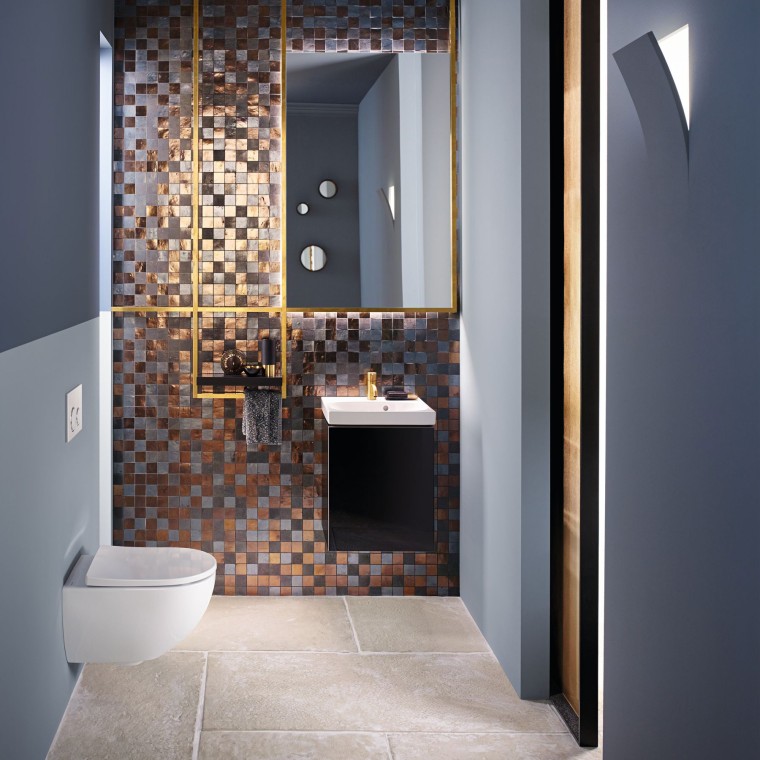 Moderne toiletruimte voorzien van een Acanto wandcloset en fontein met een mozaïek achterwand Moderne toiletruimte voorzien van een Acanto wandcloset en fontein met een mozaïek achterwand