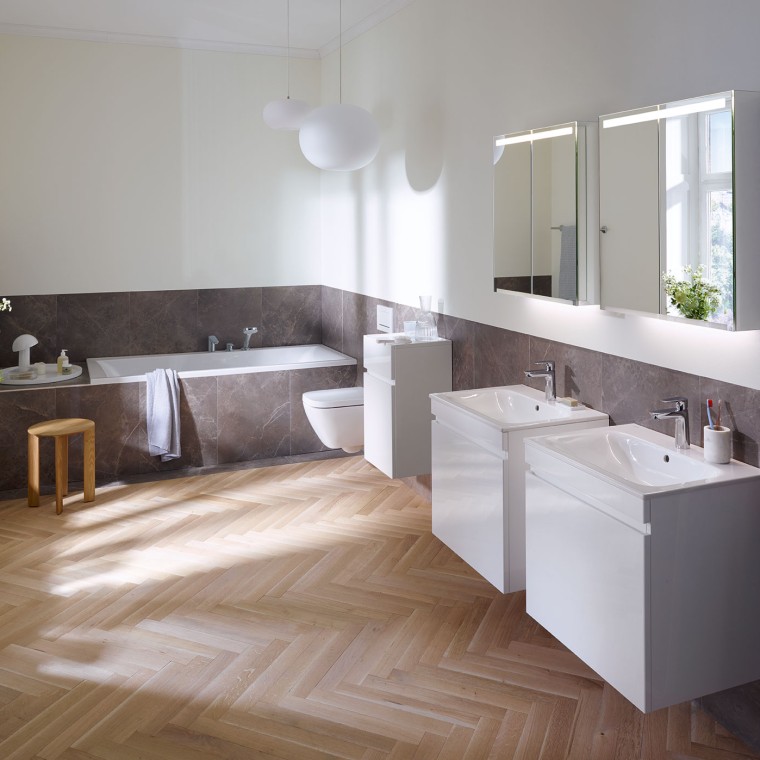 Badkamer met producten uit de badkamerserie Geberit Renova. Badkamer met producten uit de badkamerserie Geberit Renova.
