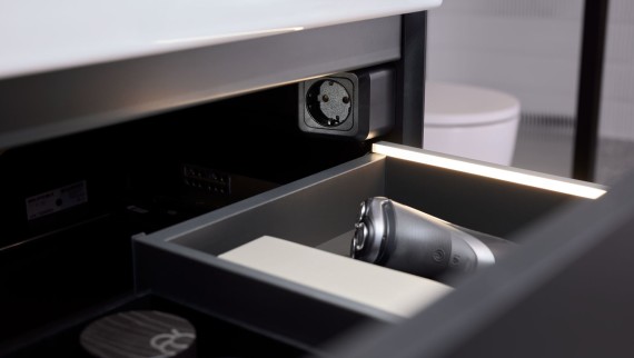 Geberit ONE-lade met lichtlijsten en aansluitbaar stopcontactelement