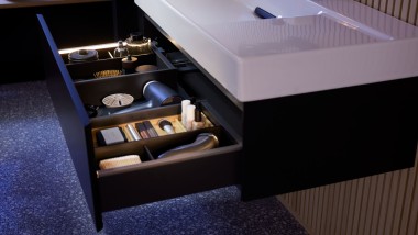 Geberit ONE open lade met lichtlijsten Geberit ONE open lade met lichtlijsten