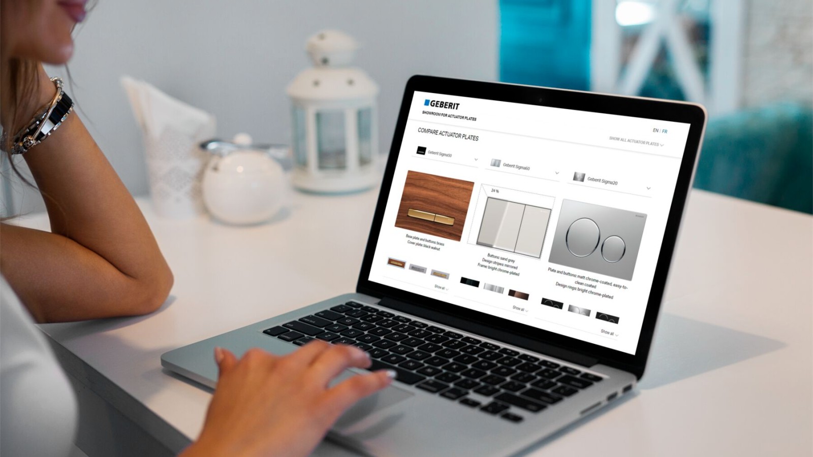 Vrouw lanceert de Geberit spoelplaat-showroom op haar laptop