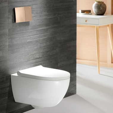 Geberit Acanto wc met Sigma70 bedieningsplaat in rood goud