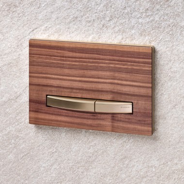 De Geberit Sigma50 Square bedieningsplaat met een afwerking van Amerikaans notenhout past perfect in een badkamer met Scandinavische uitstraling. De Geberit Sigma50 Square bedieningsplaat met een afwerking van Amerikaans notenhout past perfect in een badkamer met Scandinavische uitstraling.