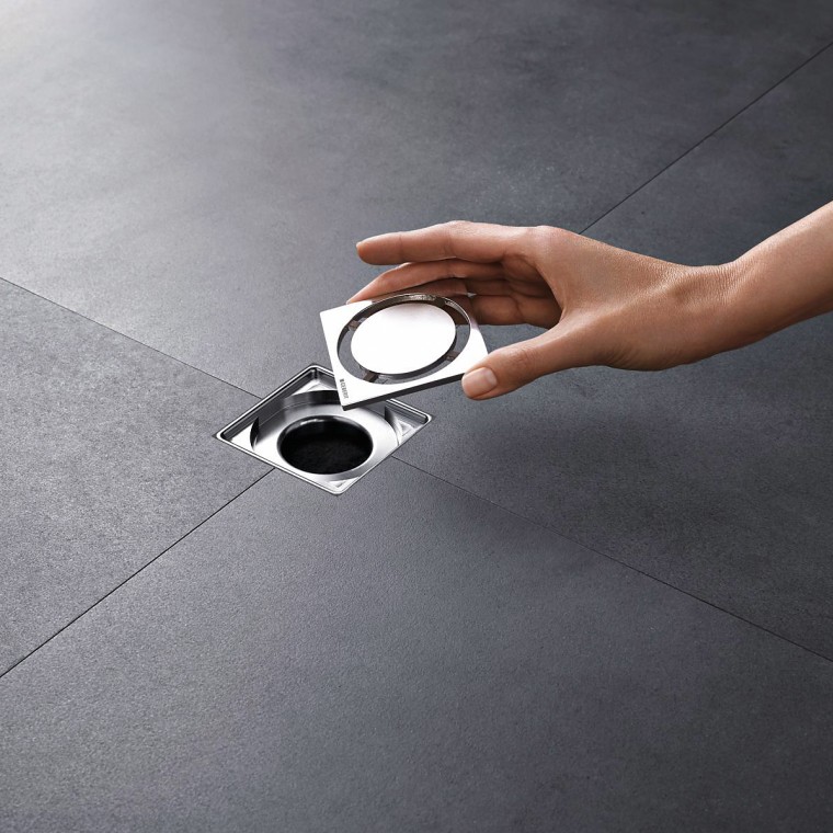 Onder het rooster van de vloerput bevindt zich de kamvormige haarzeef Onder het rooster van de vloerput bevindt zich de kamvormige haarzeef