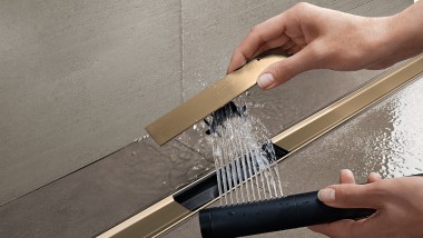 De Geberit CleanLine vergemakkelijkt de service in de douche (© Geberit)