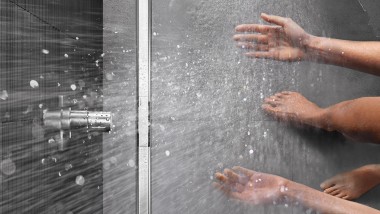 Persoon neemt een douche met CleanLine (© Geberit)
