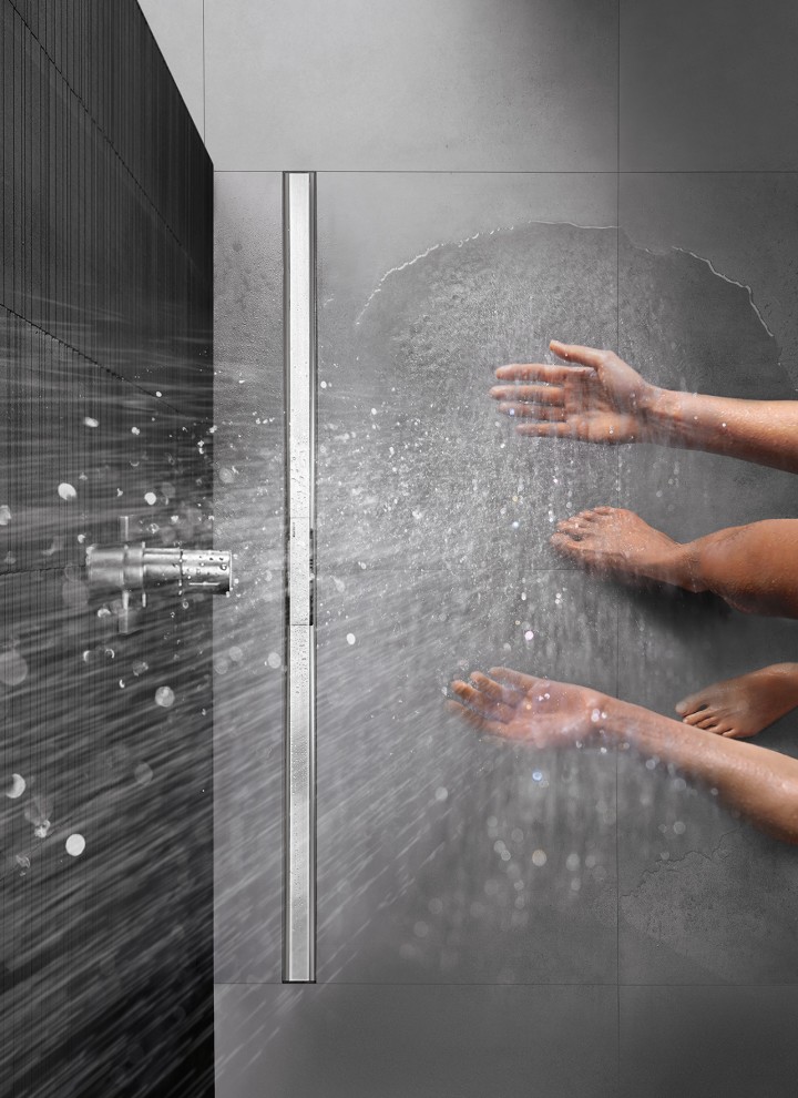 Persoon doucht in een gelijkvloerse douche uitgerust met de Geberit CleanLine douchegoot