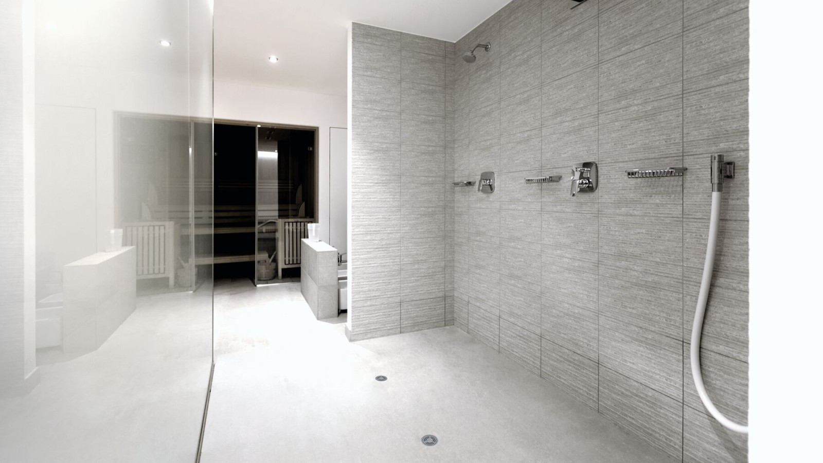 Semi-openbare sanitaire ruimte met Geberit vinyl (PVC) douchevloerafvoer Semi-openbare sanitaire ruimte met Geberit vinyl (PVC) douchevloerafvoer