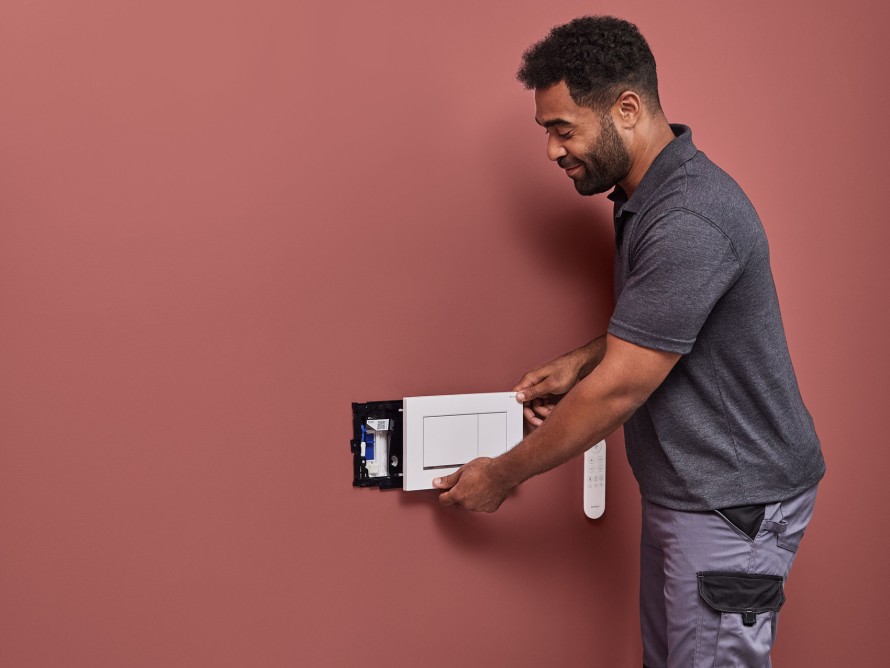 Man installeert Geberit DuoFresh