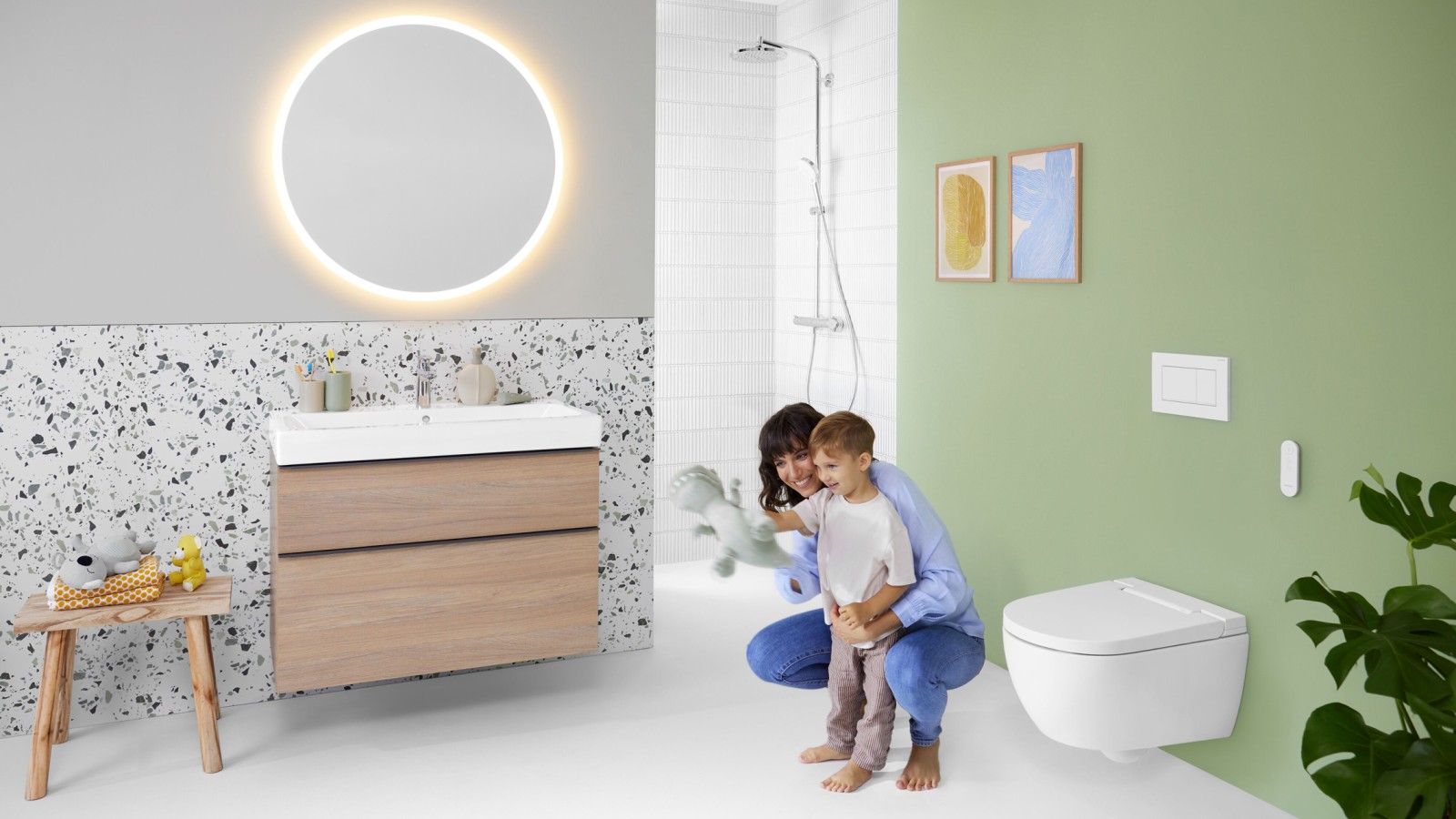 Geberit AquaClean Alba met vrouw en kind in de badkamer
