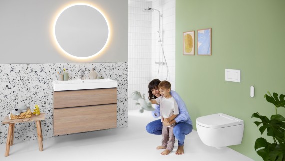 Geberit AquaClean Alba met vrouw en kind in de badkamer