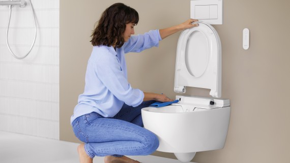 QuickRelease-functie van Geberit AquaClean Alba: de wc-bril is eenvoudig te verwijderen en snel schoon te maken. QuickRelease-functie van Geberit AquaClean Alba: de wc-bril is eenvoudig te verwijderen en snel schoon te maken.