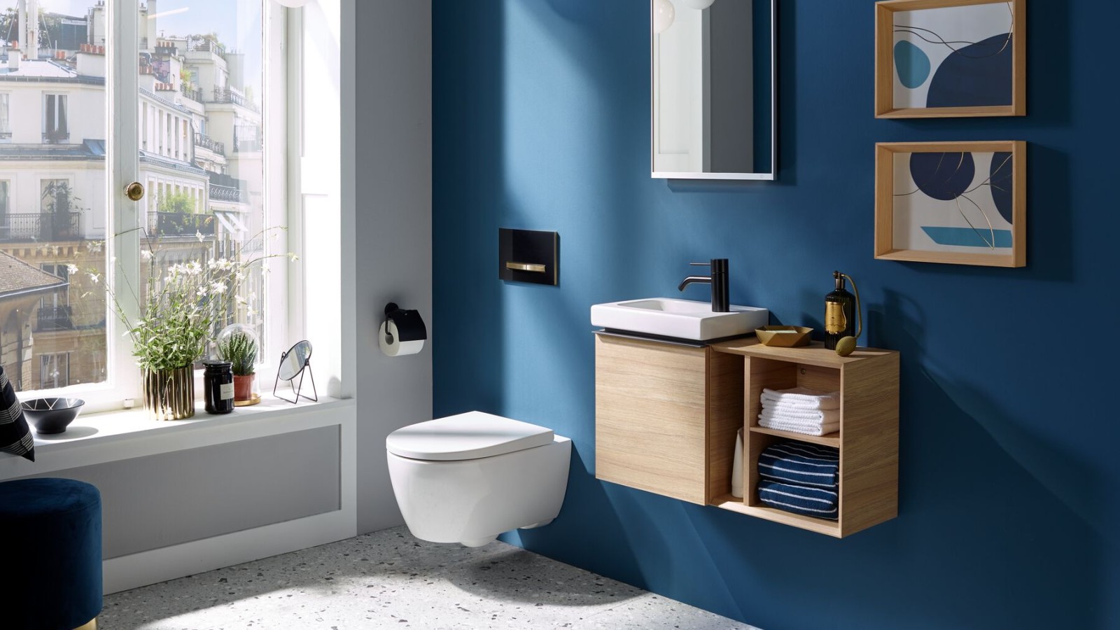 Licht valt door een raam in een gastentoilet met een donkerblauwe achterwand Licht valt door een raam in een gastentoilet met een donkerblauwe achterwand