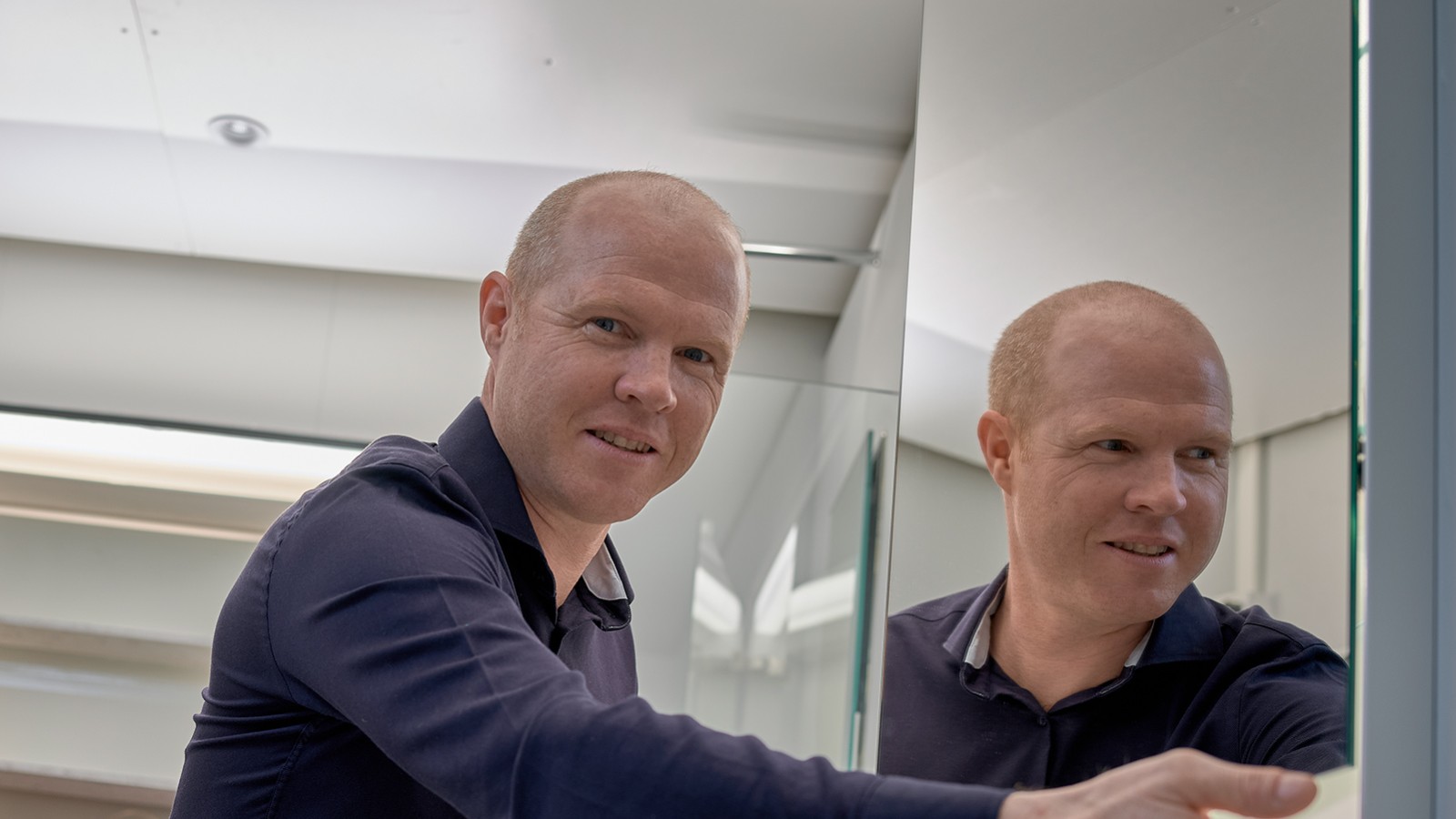 Verlichtingsdeskundige Andreas Janser in het verlichtingslaboratorium in het Geberit hoofdkantoor in Rapperswil-Jona, Zwitserland (© Geberit)
